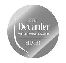 Lade das Bild in den Galerie-Viewer, Weinkeller Hohenbrunn präsentiert vom Weingut Freccianera der Fratelli Berlucci im Franciacorta die Auszeichnung Silver beim World Wide Decanter Award 2025 für Freccianera Brut Blanc de Blancs Franciacorta DOCG.